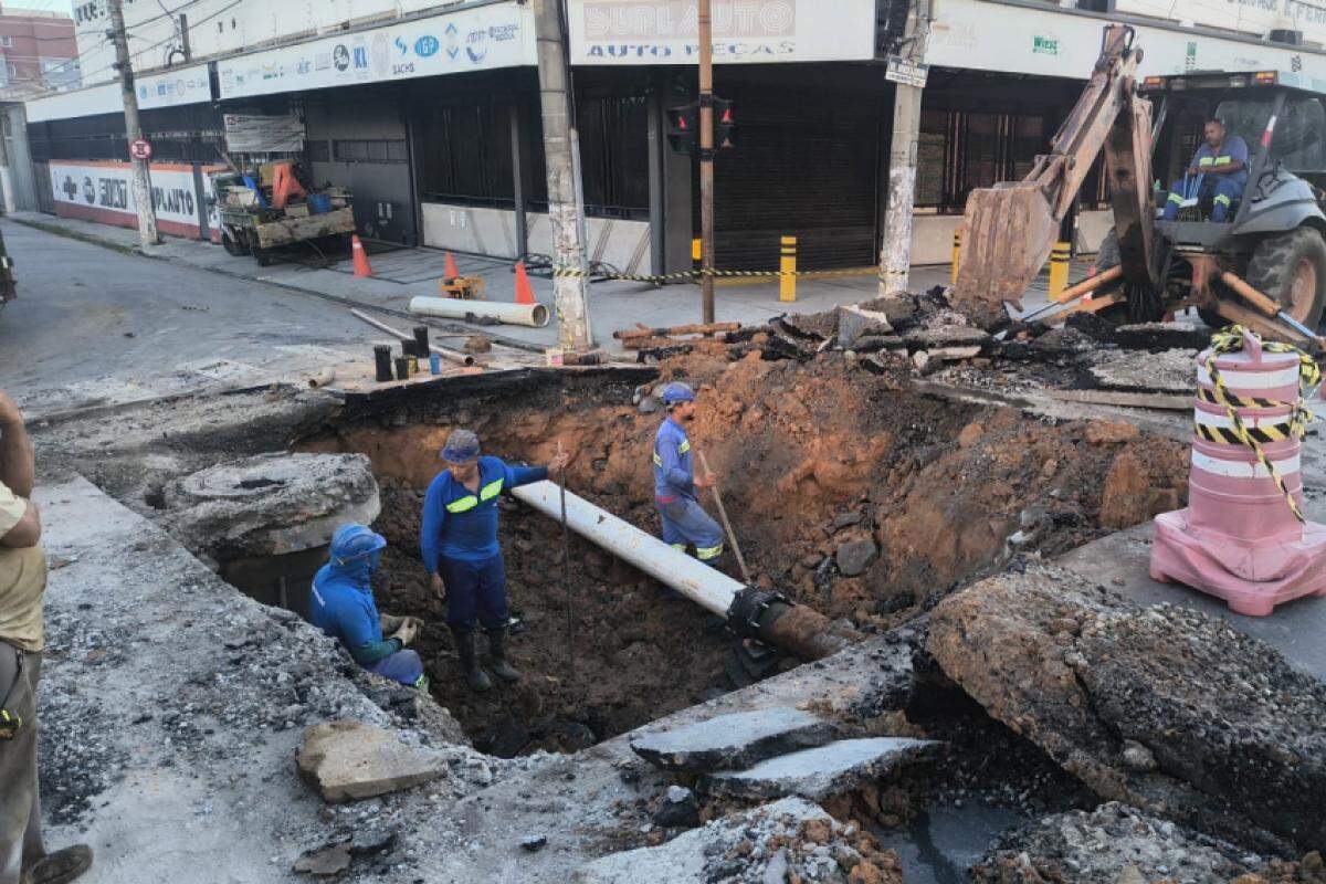 A rua Cel. Gomes Nogueira, na região central da cidade, foi interditada