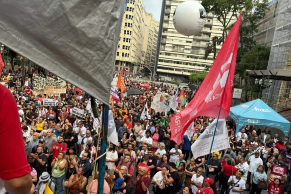 Professores em manifestação por reajuste salarial em São Paulo