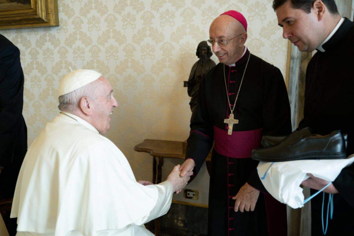 Papa Francisco, Dom Paulo Roberto Beloto e o padre Leonardo Cardoso de Benetti