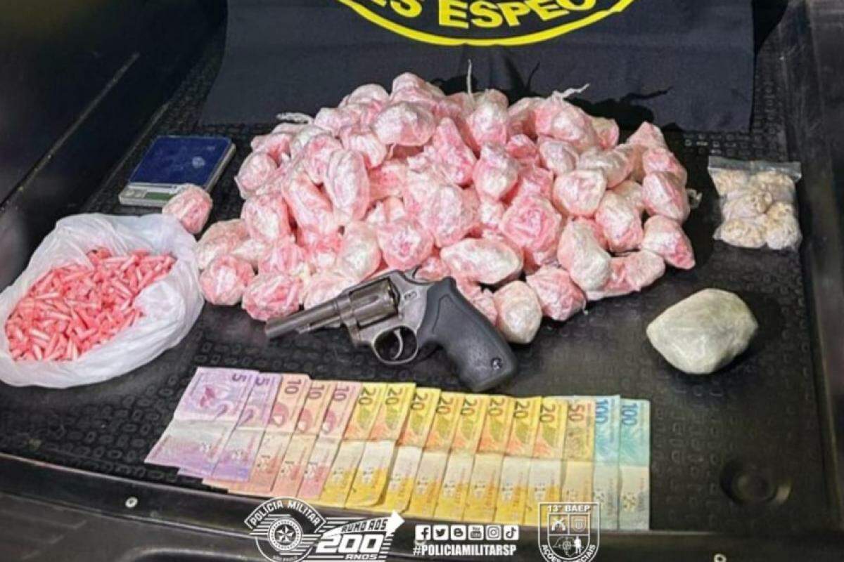 Com ele, também foram apreendidos 260 porções de crack, uma porção bruta de cocaína, balança de precisão, R$ 450,00 em dinheiro, arma de fogo e munições