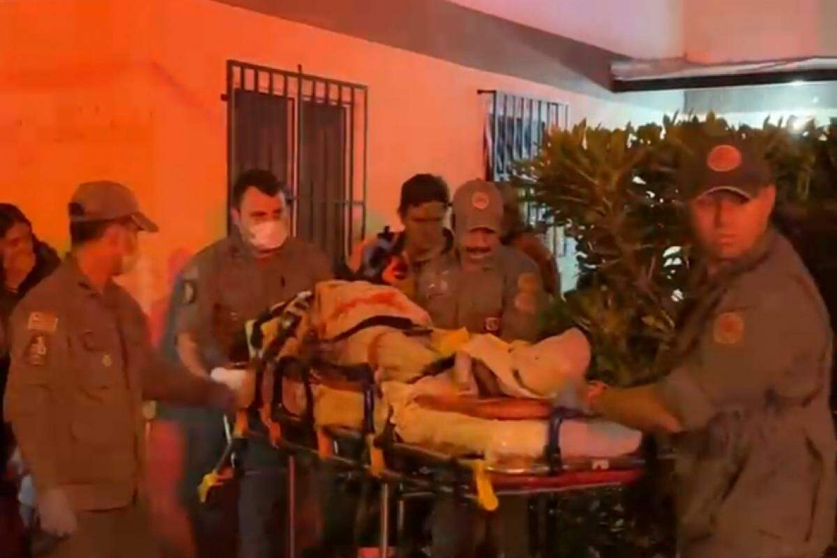 A jovem esfaqueada com o filho no colo foi encaminhada ao hospital.