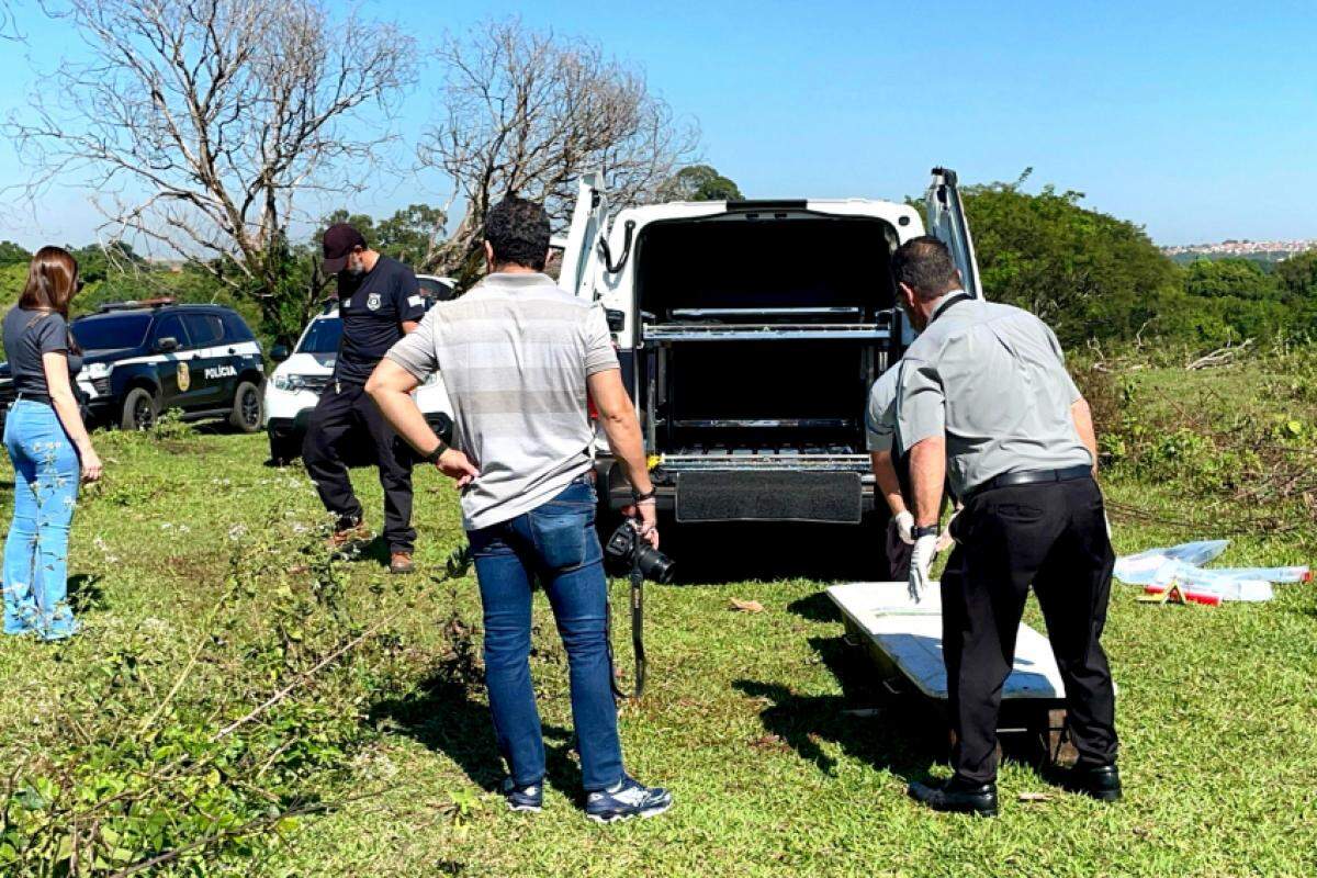 O cadáver foi localizado por populares em um pasto no bairro Vila Industrial.