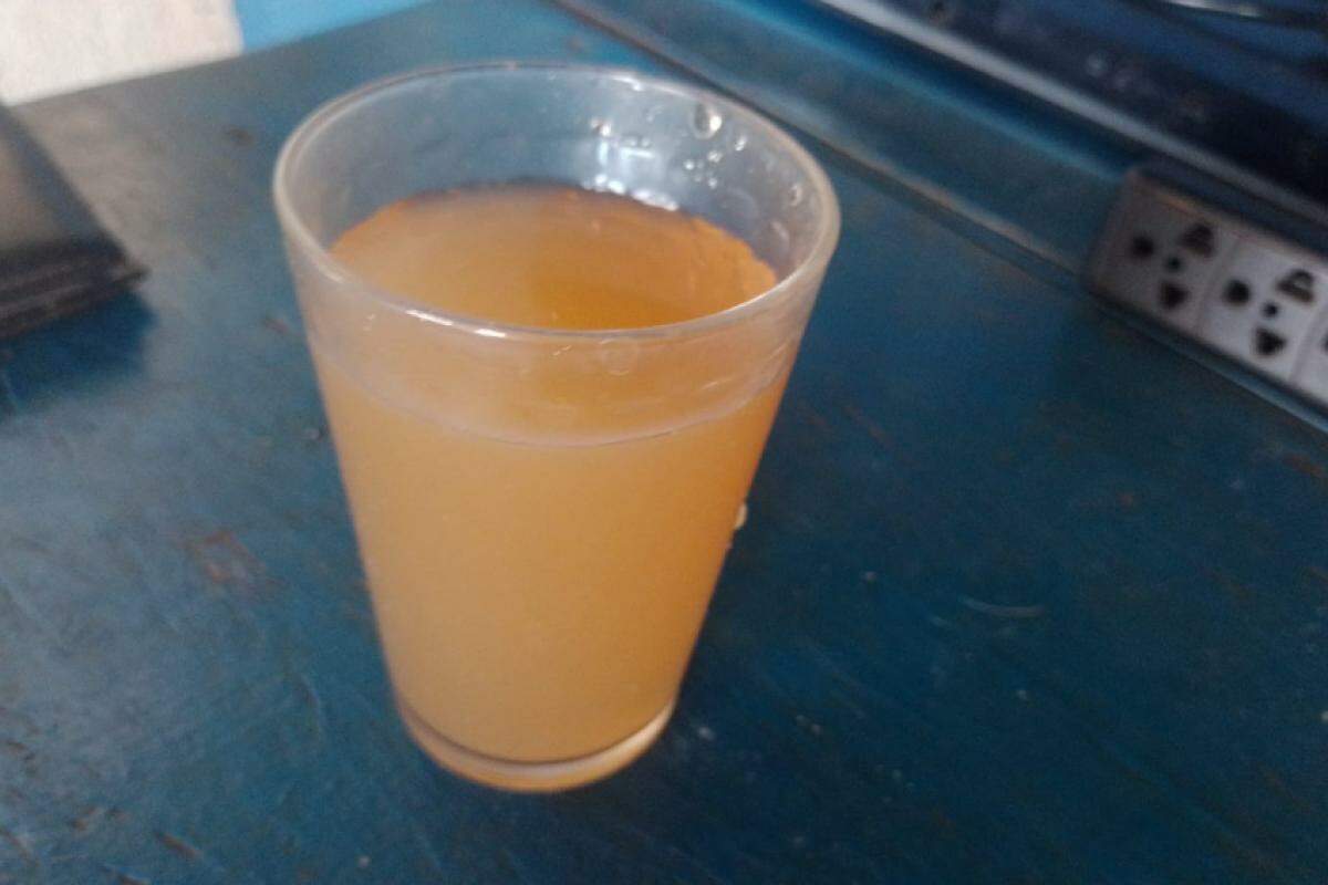 Água que saiu de uma das torneiras do bairro Continental, em Patrocínio Paulista