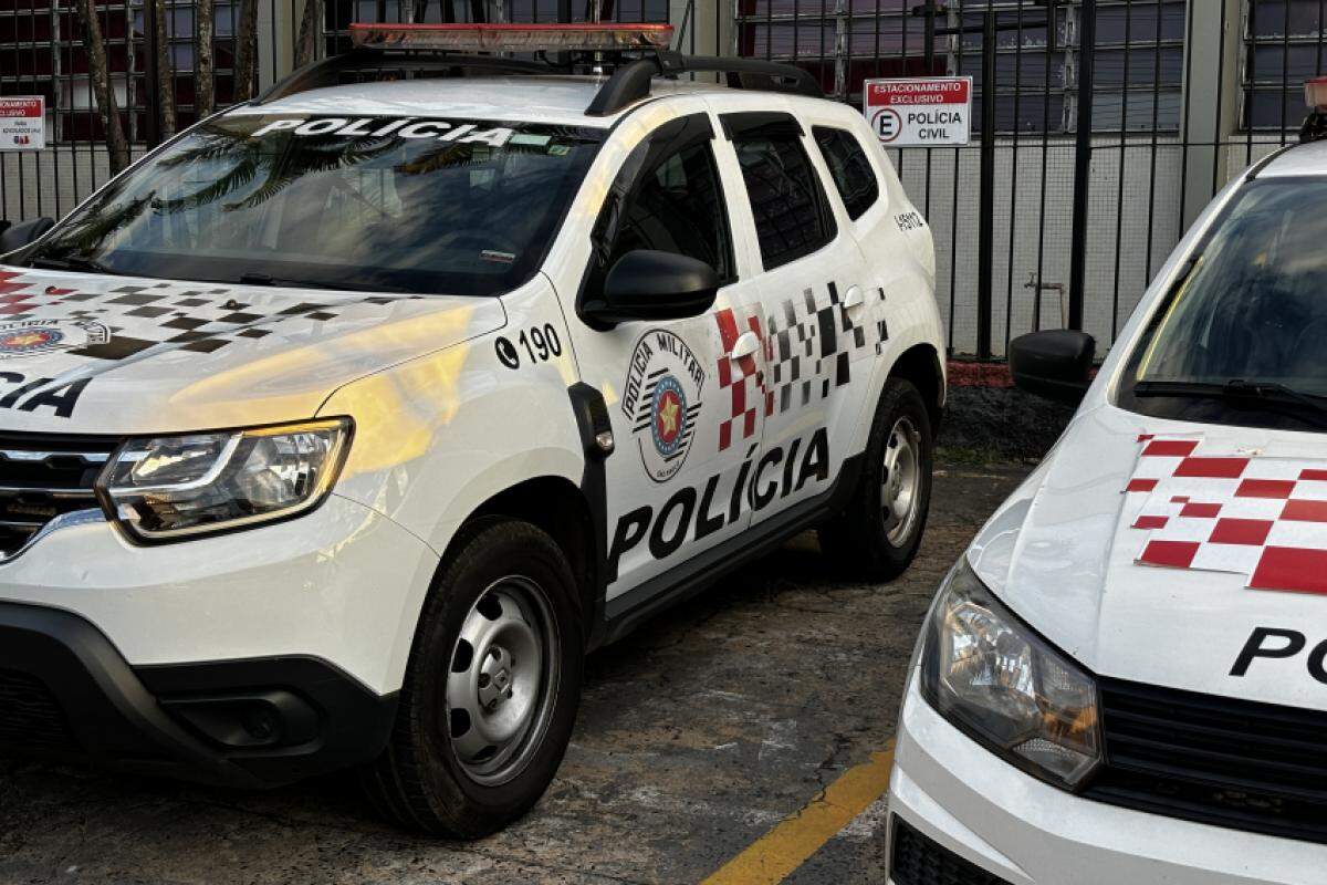 Viaturas da Polícia Militar, em frente à CPJ de Franca 