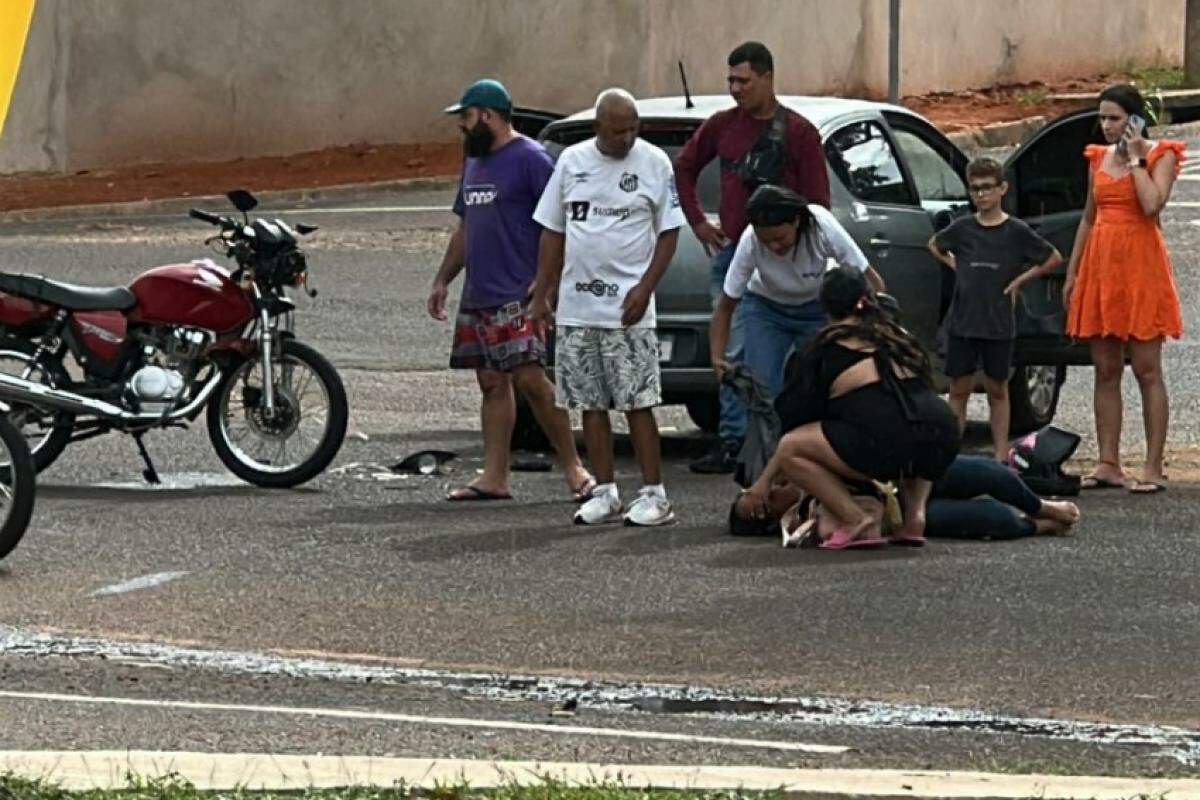 Motociclista e passageira foram arremessados após a colisão e precisaram ser socorridos ao Pronto-Socorro Municipal