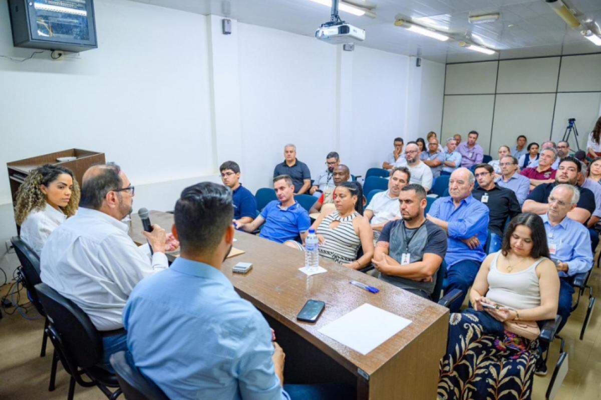 Na mesa, Suéllen, Antonio Navarro e Júnior Rodrigues durante reunião em 2023 que serviu de pontapé à discussão sobre o projeto do Amaral Carvalho em Bauru