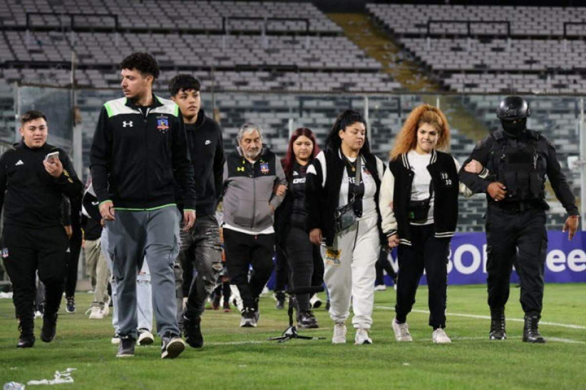 A invasão ocorreu após a morte de dois torcedores do Colo-Colo, atingidos por um veículo da polícia antes do início do jogo
