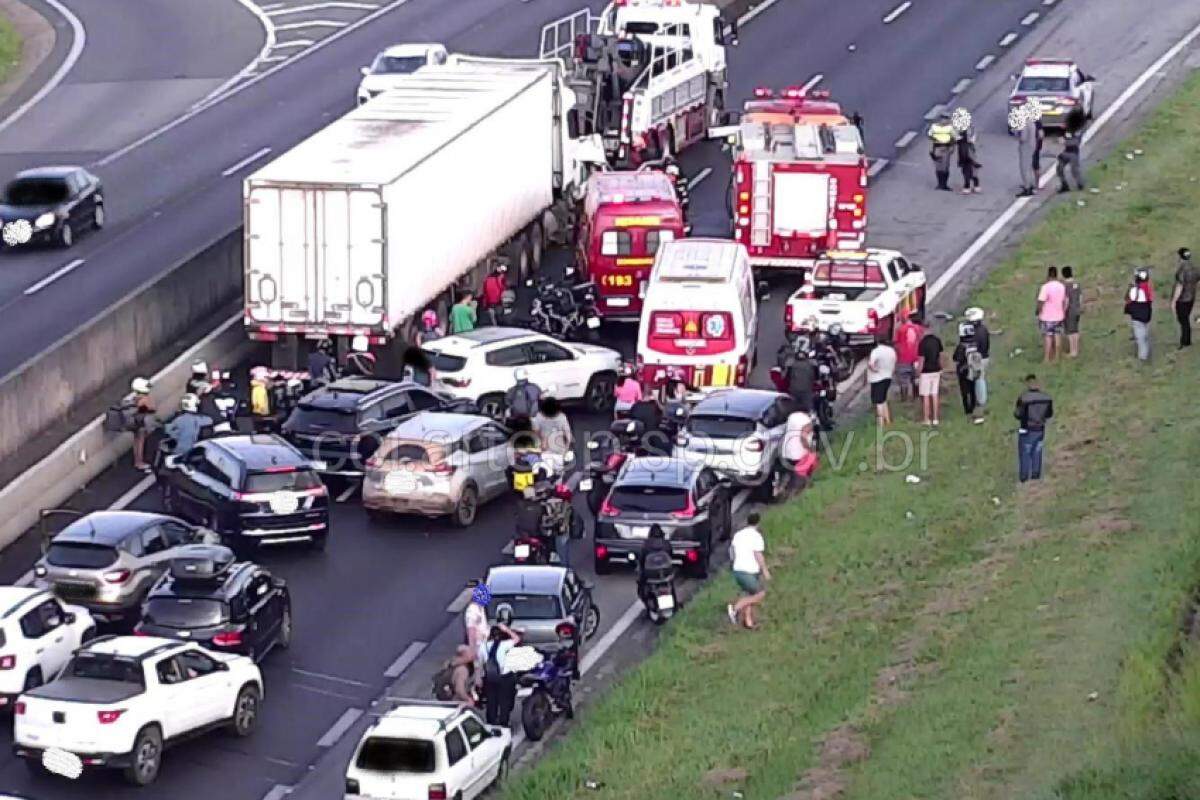 Criança foi socorrida em estado grave após colisão entre carreta e utilitário em Vinhedo e levada de helicóptero ao HC da Unicamp.