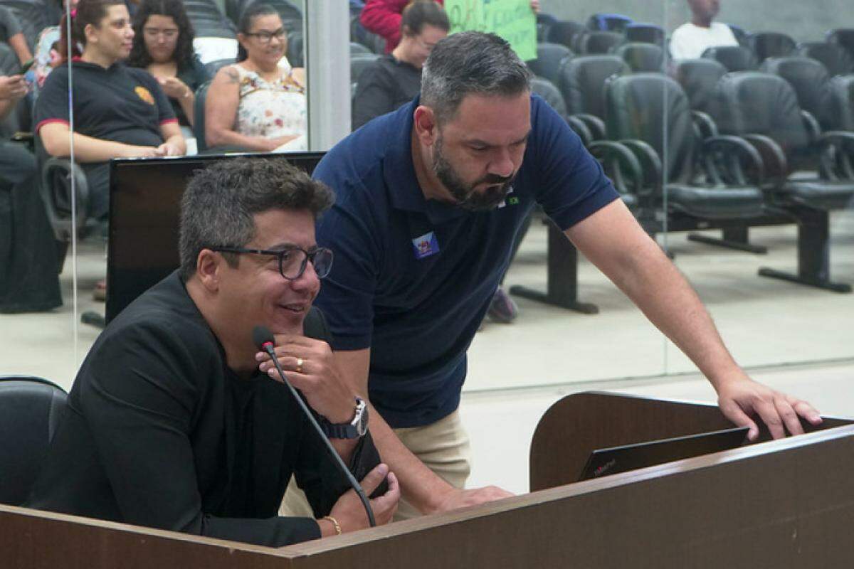 Fransérgio Garcia, ao lado de seu assessor, durante sessão da Câmara Municipal de Franca