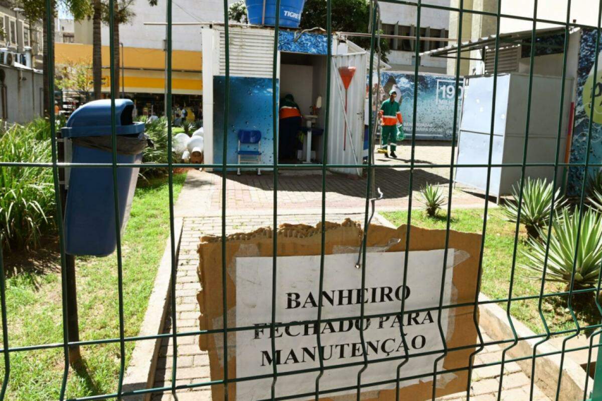 Tubulações entupidas, peças quebradas e objetos nas instalações causaram fechamento dos sanitários da Rua 13 de Maio.