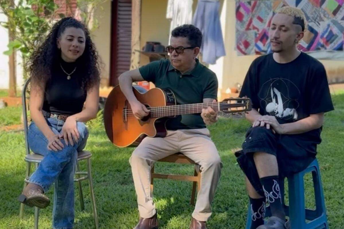 Luís Felizardo, conhecido por esse Brasil afora como Solimões, ao lado dos filhos Carol e Gabeu 