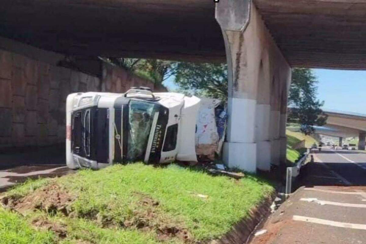 Carreta tombou na Rondon, no trevo próximo do Colina Verde