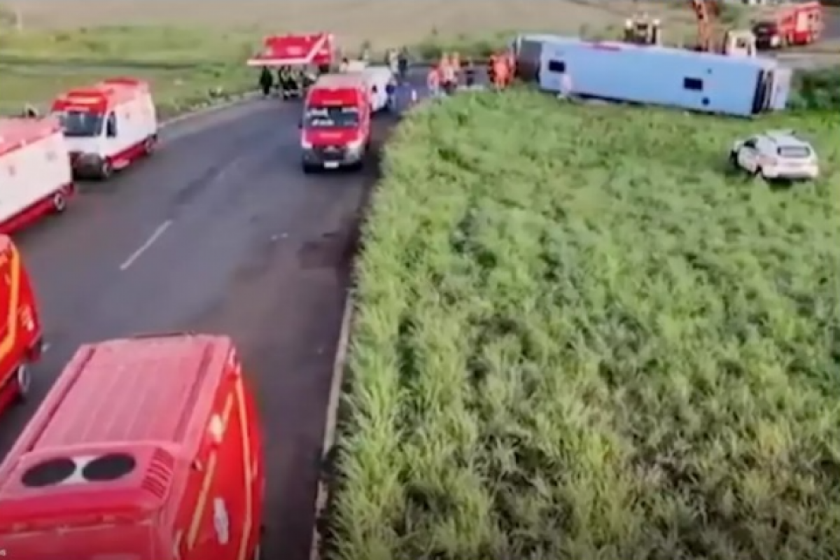 O veículo teria perdido o controle antes de tombar na pista
