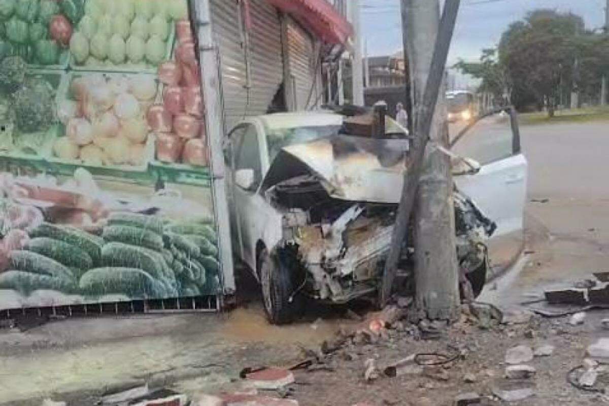 Carro bateu em um poste na zona sul