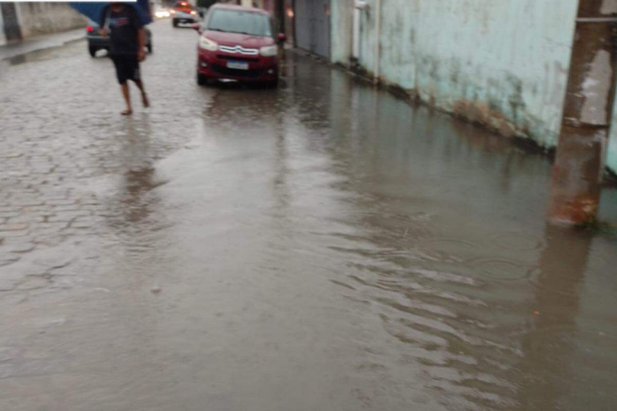 Rua alagada pela chuva em Jacareí