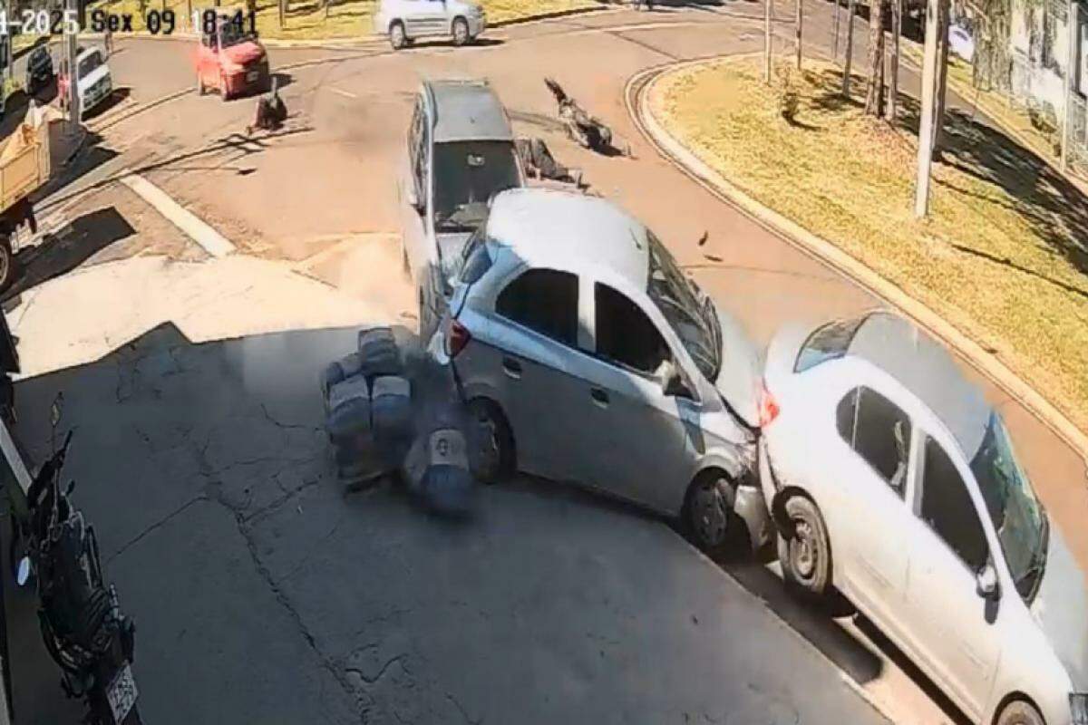 Momento em que motoqueiro cai no chão e carro atinge veículos parados