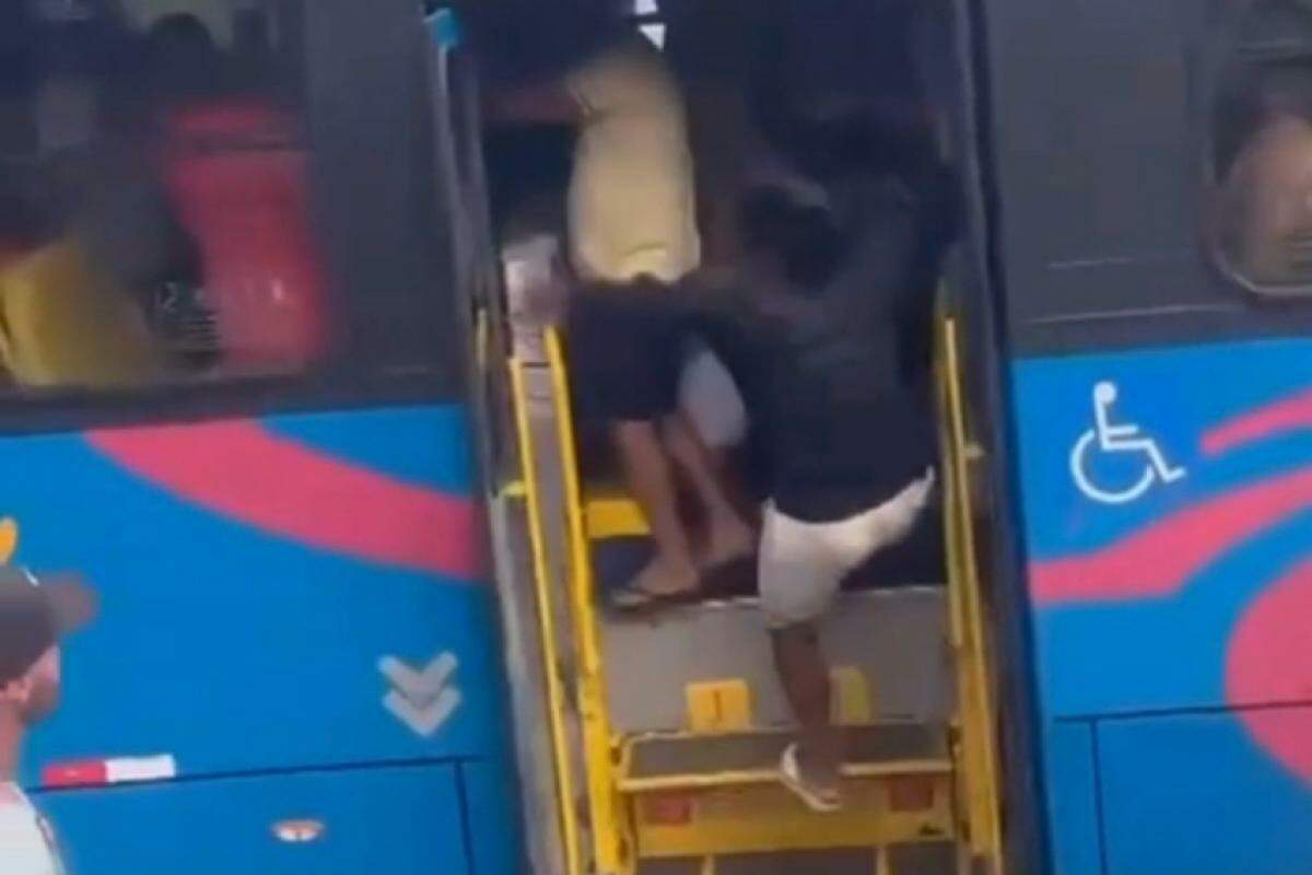 Homem foi jogado para fora do ônibus