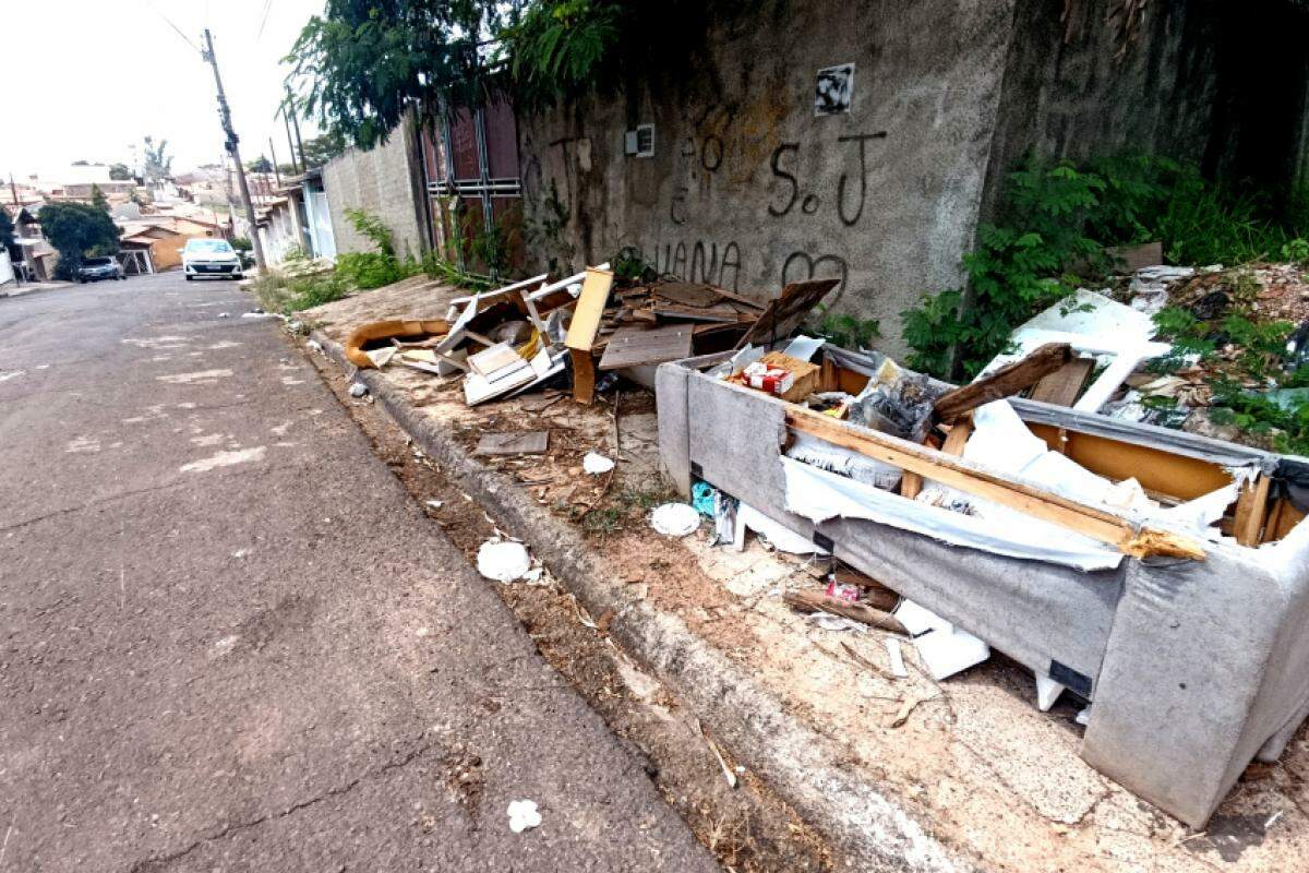 Na rua Bofete, a calçada está tomada por lixo e entulho.