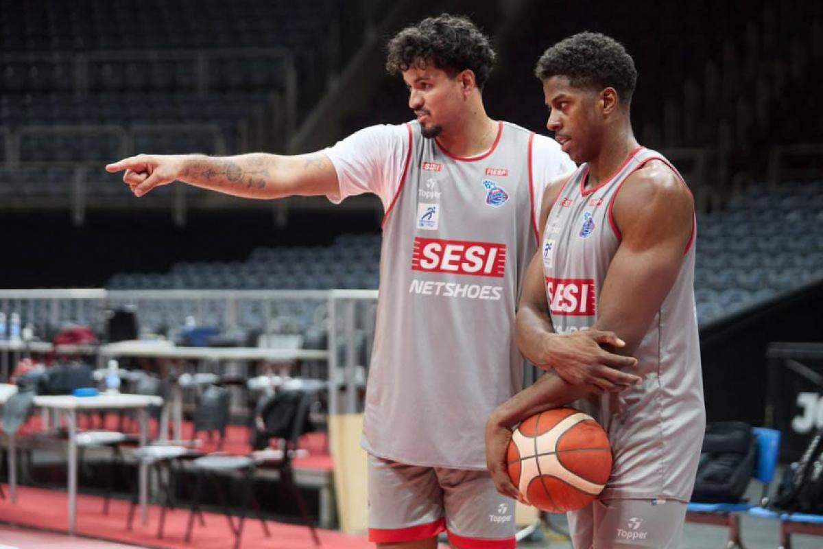 Lucas Dias e Georginho combinam jogada durante treino no Rio de Janeiro