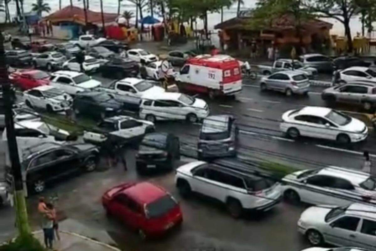 Trânsito caótico em Ubatuba