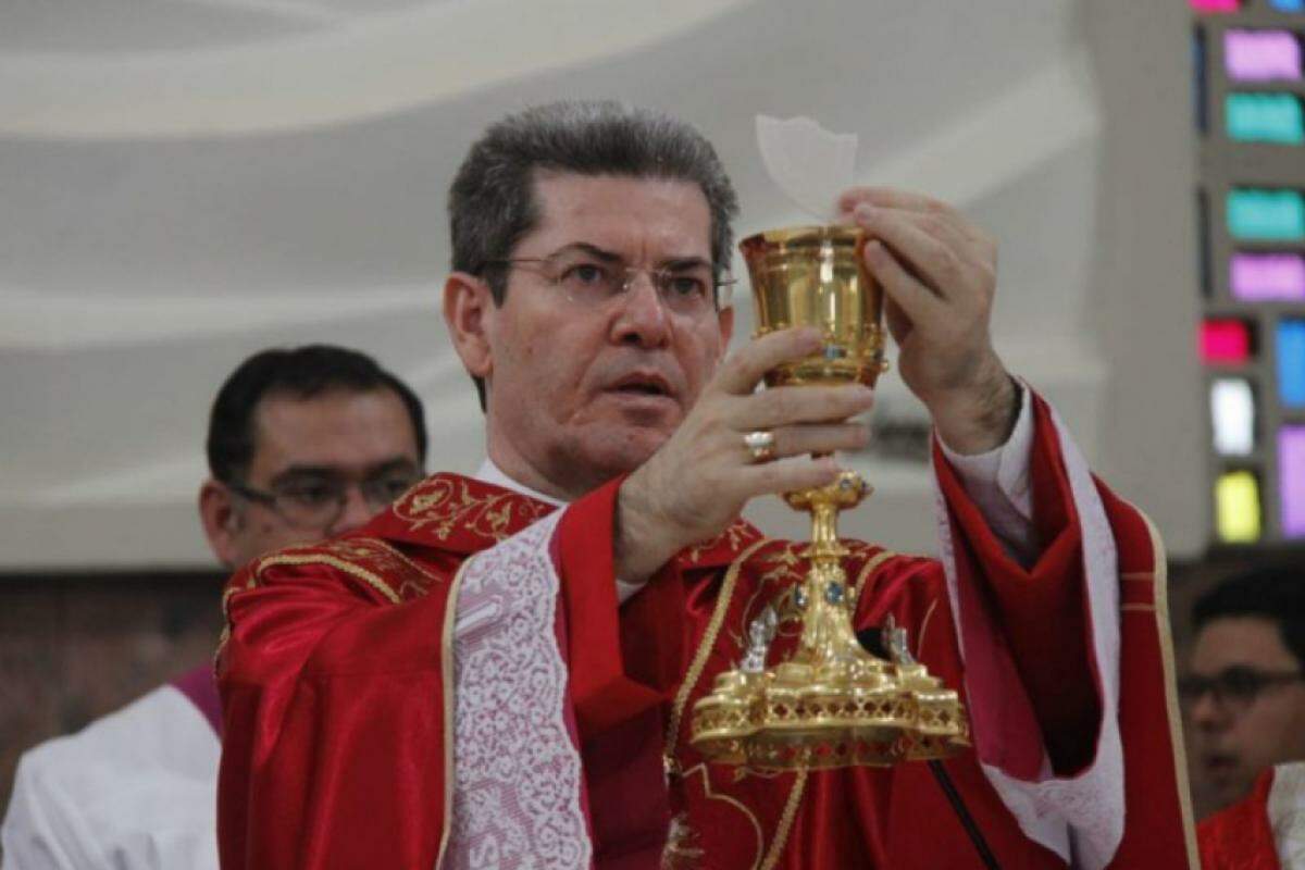 Bispo diocesano de Bauru dom Rubens Sevilha