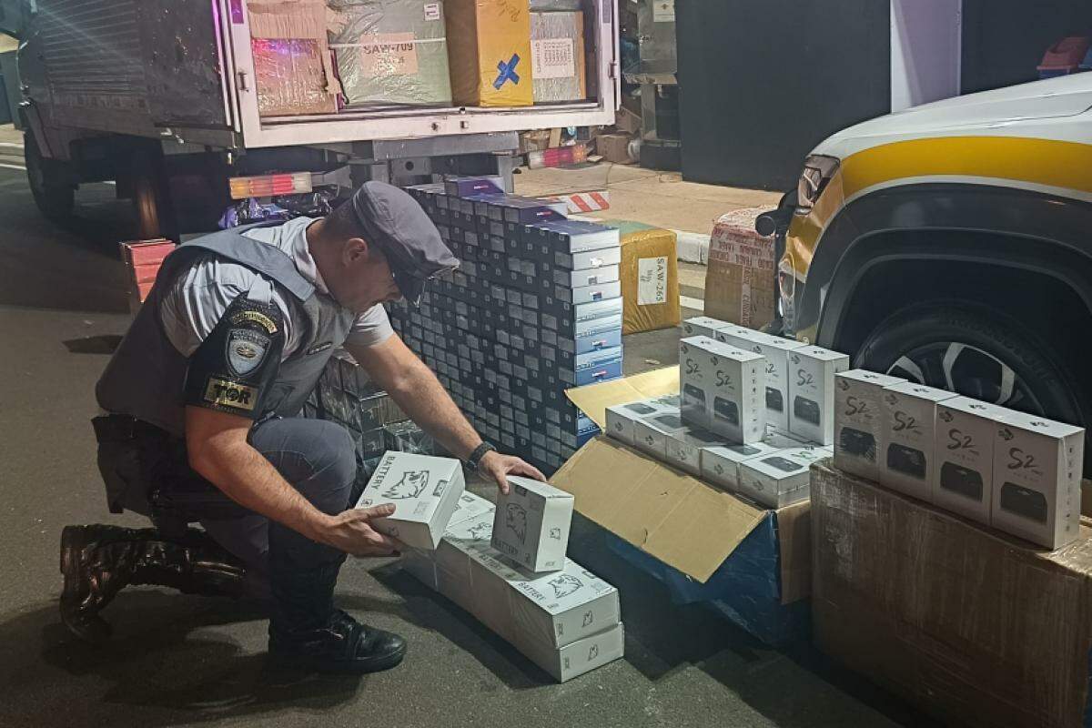 Policial do TOR com os produtos apreendidos