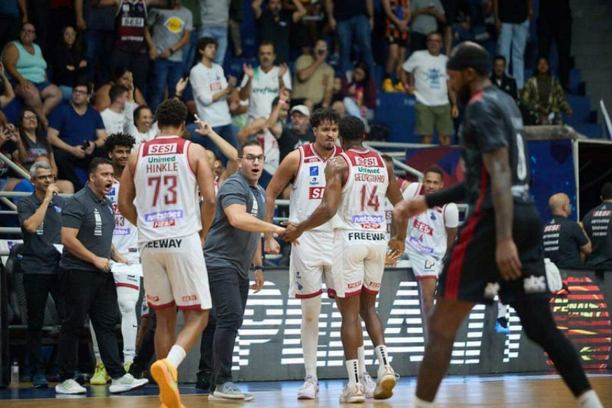 Elenco e comissão técnica do Sesi Franca Basquete durante partida contra o Flamengo pelo NBB