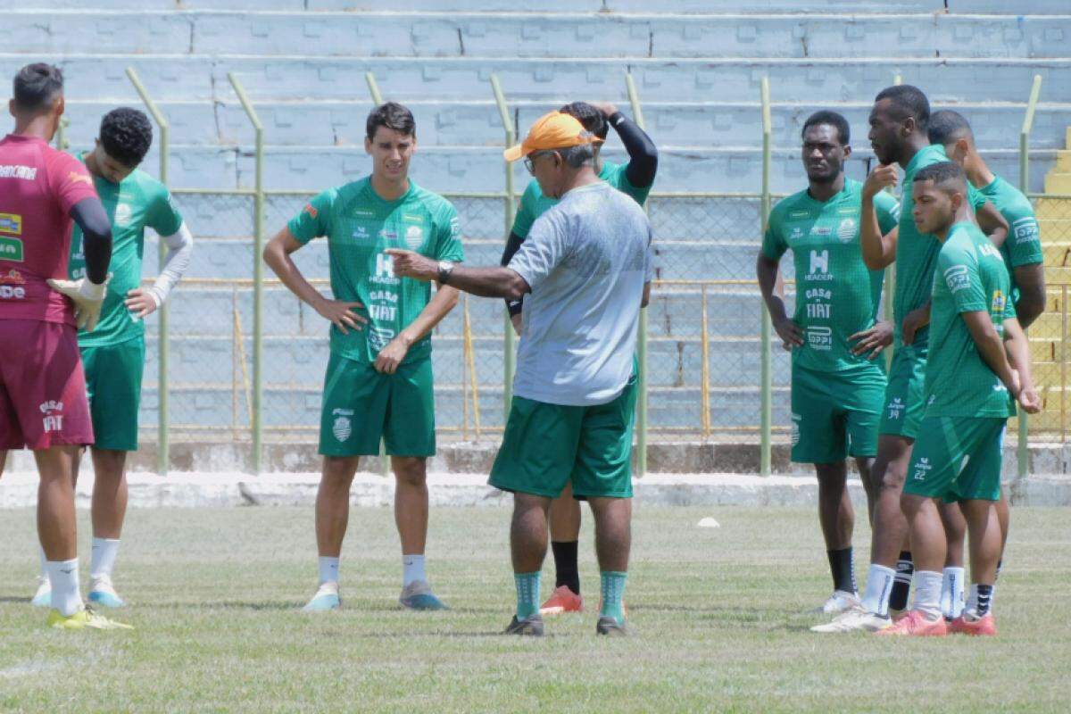 Técnico Wantuil Rodrigues durante treinamento da equipe no Lanchão 