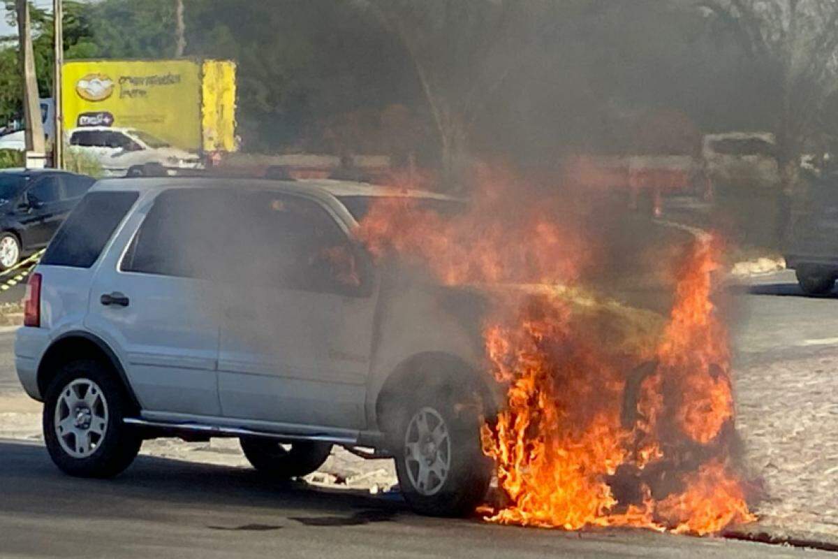 Após sentir cheiro de gasolina, o motorista encostou o carro e o fogo começou.