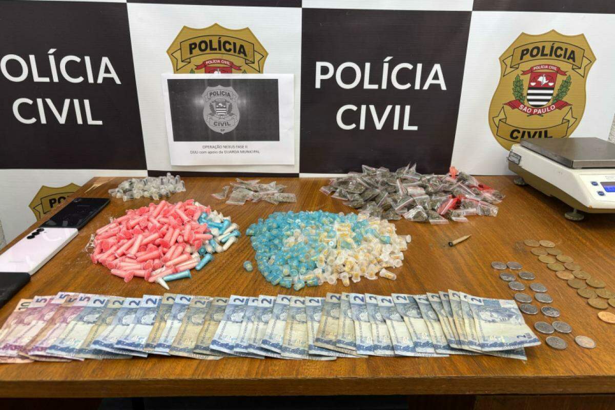 Agentes também apreenderam cerca de 900 porções de entorpecentes