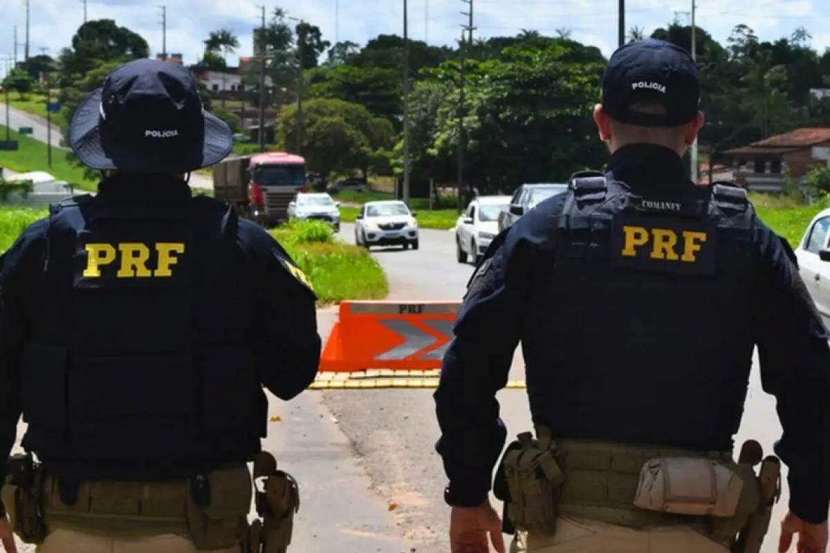 Agentes da PRF em fiscalização