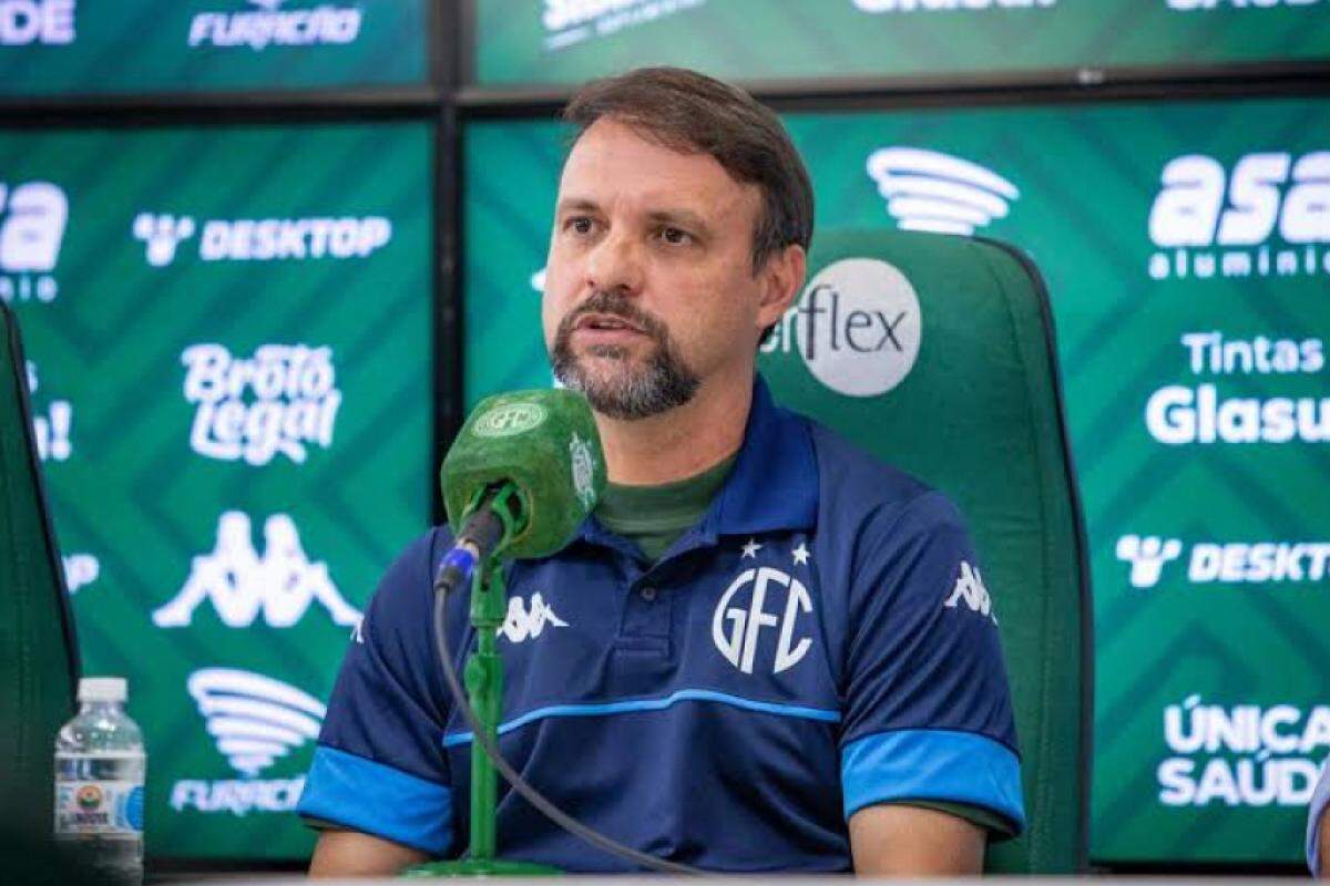 Com 33% de aproveitamento e início ruim na Terceira Divisão, treinador deixa o comando após apenas 13 jogos.