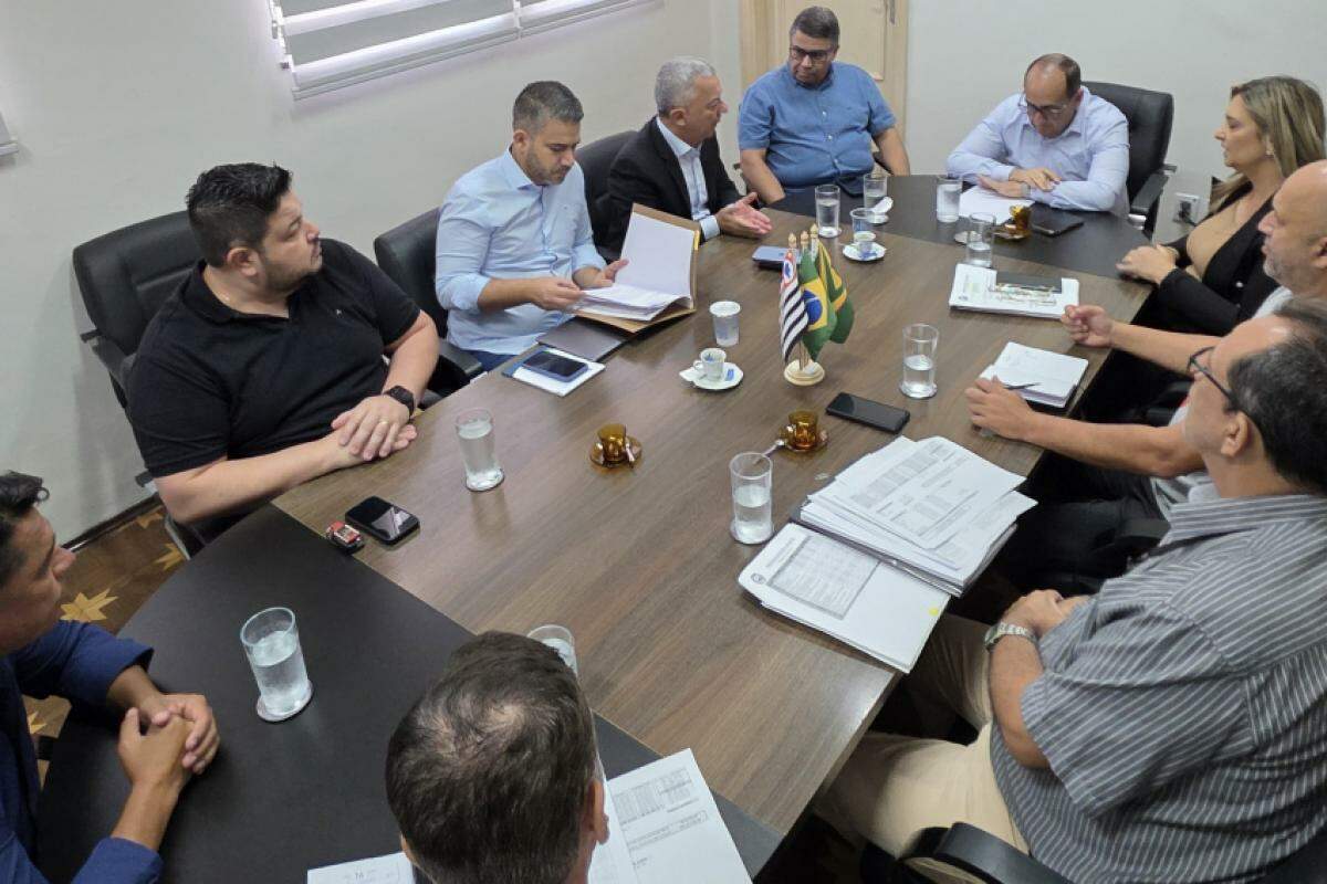 A presidente da Emdurb, o secretário de Negócios Jurídicos e o chefe de gabinete estiveram na Câmara