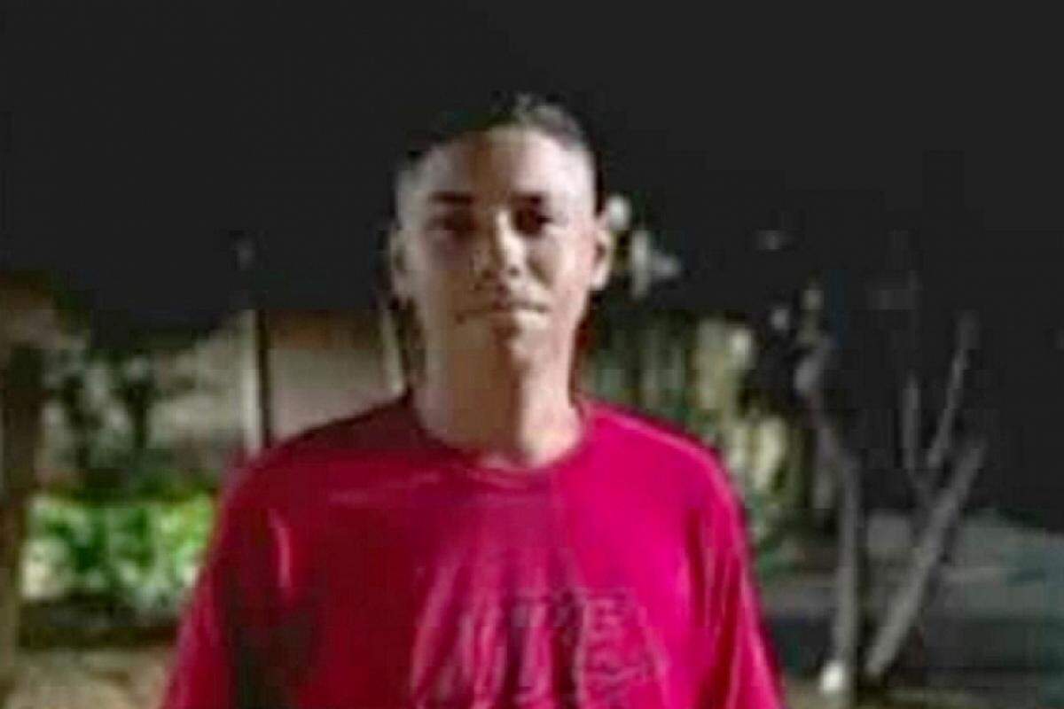 A Polícia Civil investiga a causa e procura o autor da morte do jovem.