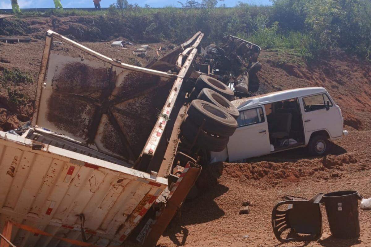 Carreta despencou em uma ribanceira e atingiu uma perua kombi em um canteiro de obras