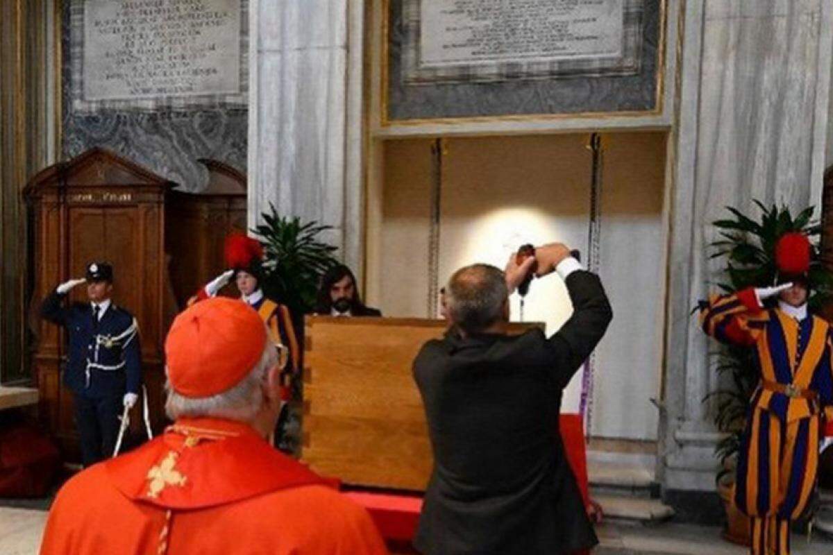 Ao chegar à Basílica de Santa Maria Maior, o caixão foi erguido para uma última saudação à multidão.
