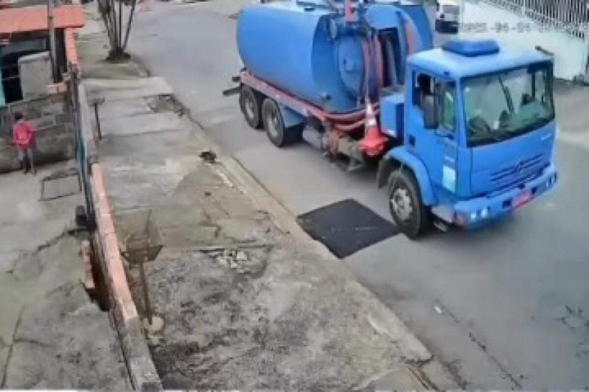 Câmera flagrou momento em que caminhão desceu de ré e atingiu as casas