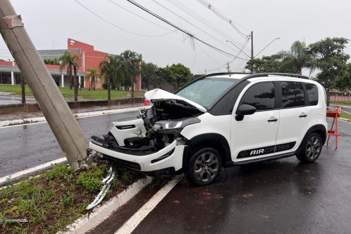 Poste ficou pendurado pela própria fiação elétrica