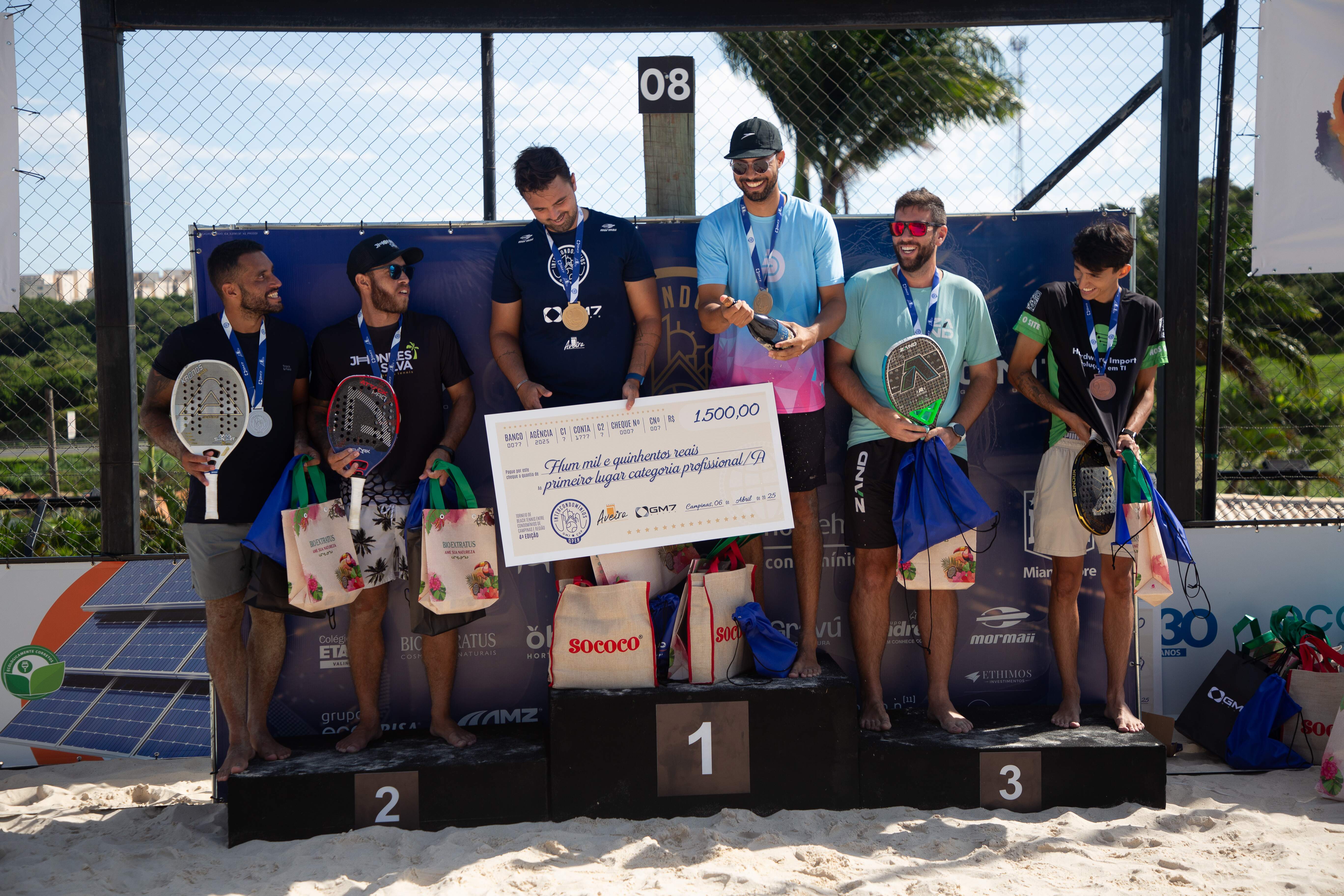 Pose pra foto no pódio da categoria Pró/A Masculina