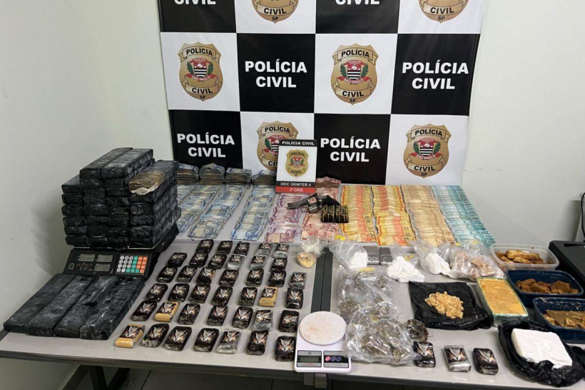 Porções de maconha, haxixe, crack e cocaína, além de grande quantidade de dinheiro apreendidos pela Polícia Civil