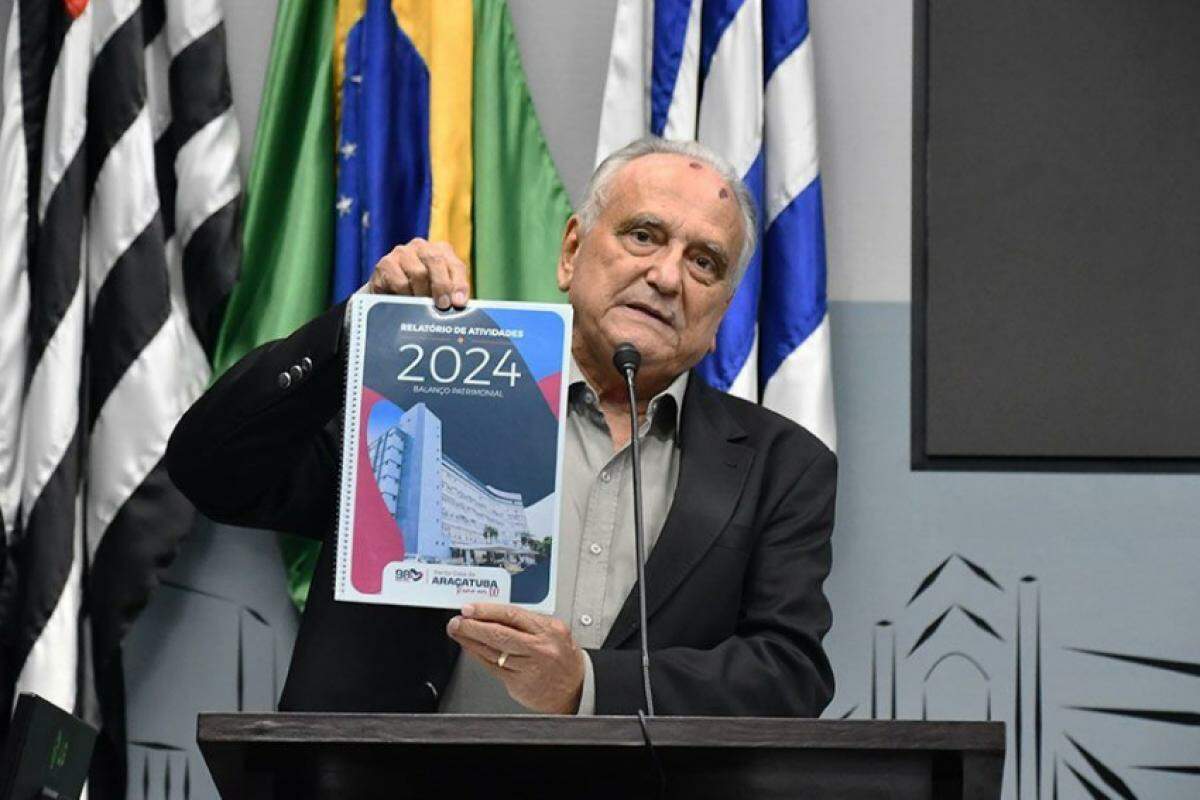 Petrônio Lima, provedor da Santa Casa de Araçatuba, exibe relatório