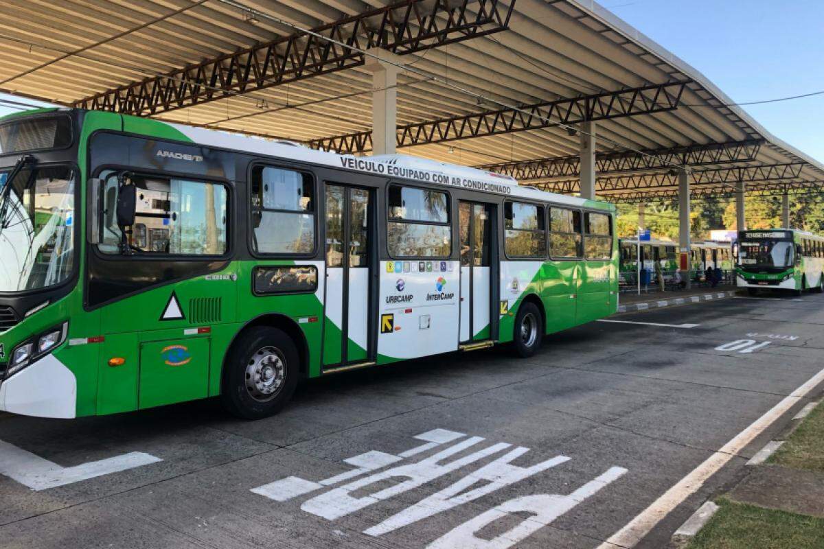 Ônibus ficaram retidos nas garagens até 5h45 em ato por justiça no caso Nilton Rodoviário.
