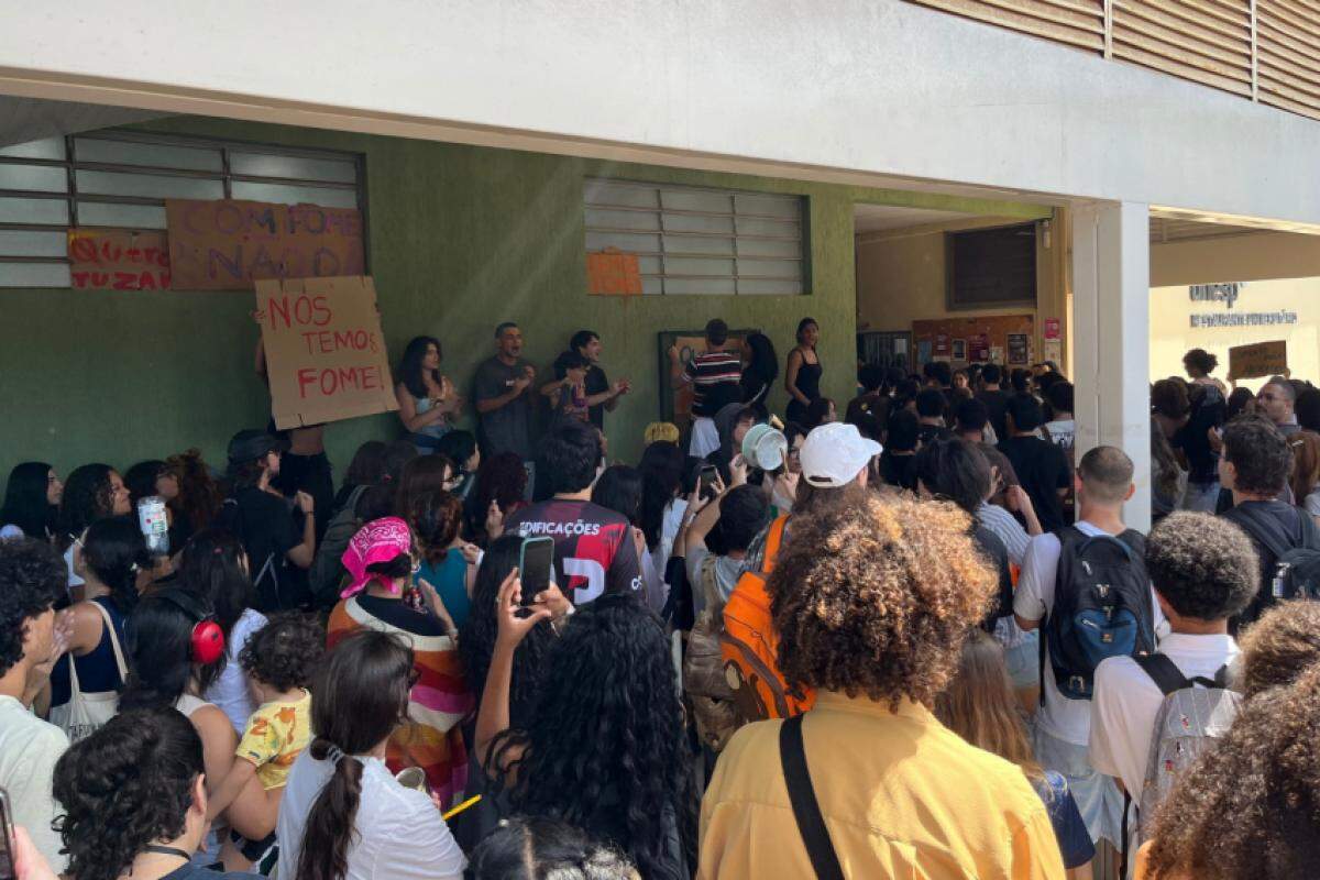 Cerca de 300 estudantes ocuparam o RU no dia 8 de abril 