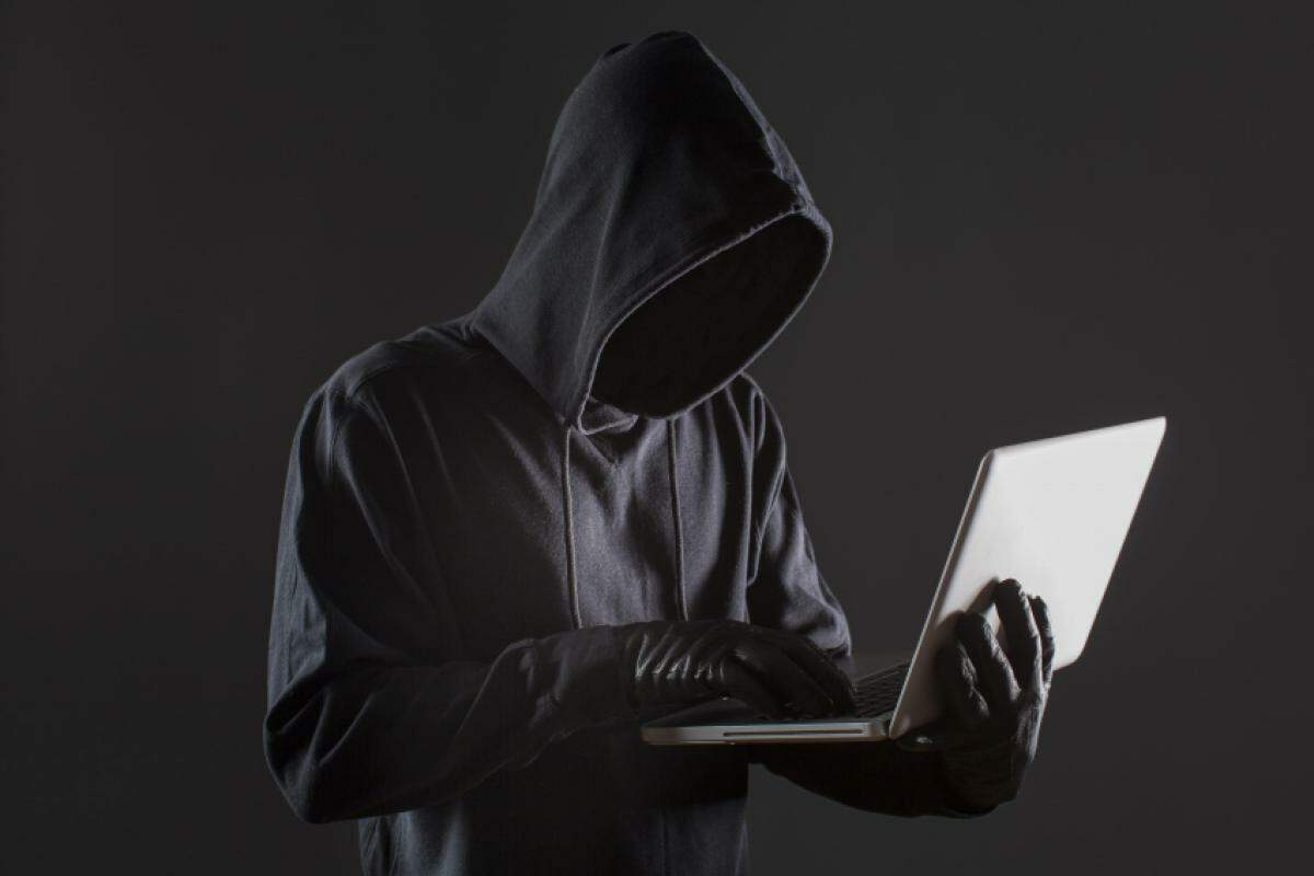 Autoridades alertam para cuidados com links e mensagens suspeitas.