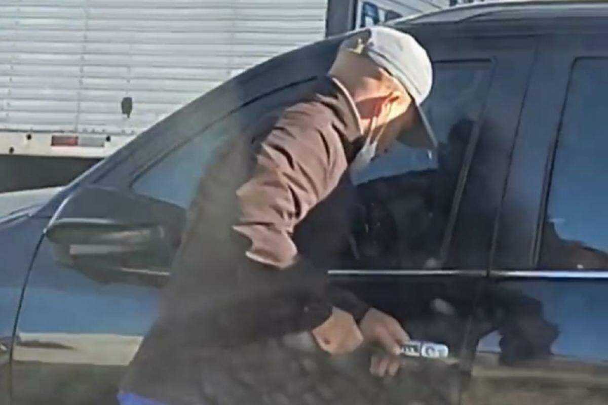 Momento em que o homem, com uma ferramenta, tentou arrombar a porta da SW4