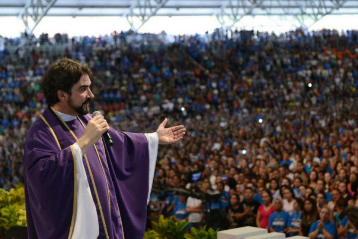 Padre Fábio de Melo celebra missa durante evento na Canção Nova