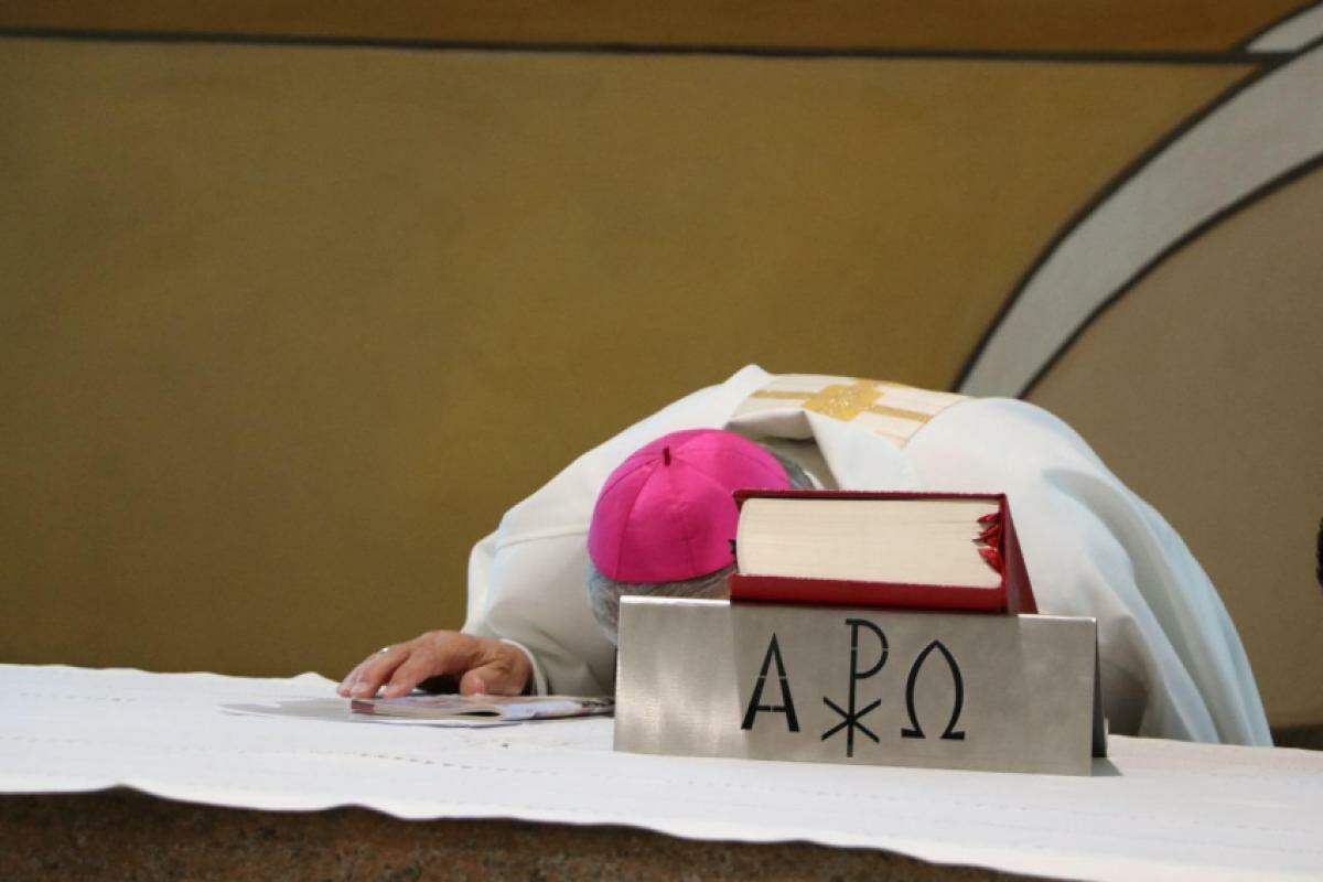 Celebração reuniu fiéis em oração e luto pelo líder da Igreja falecido aos 88 anos