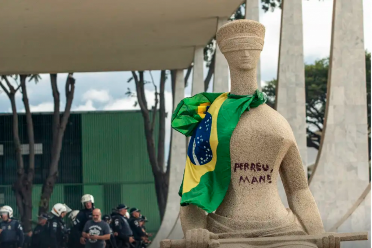 Débora foi condenada por cinco crimes, inclusive golpe de estado.