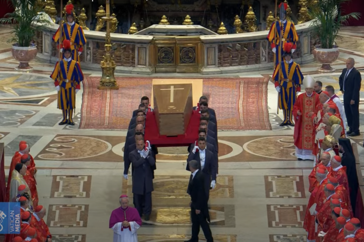 A missa fúnebre do Papa Francisco é celebrada neste sábado (26), às 10h no horário local de Roma — 5h da manhã no horário de Brasília.