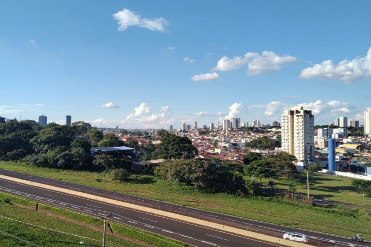 Céu visto da região Oeste de Franca nesta segunda-feira, 14